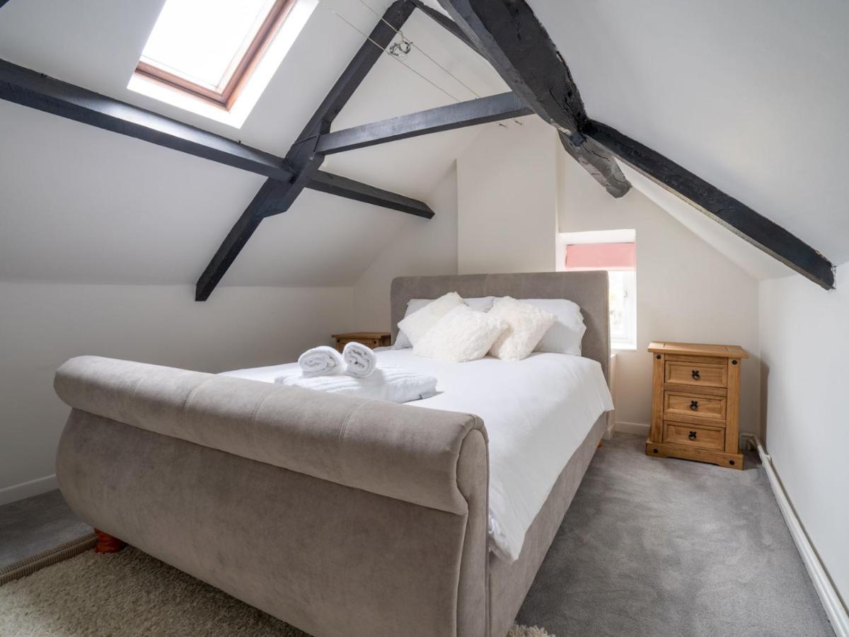 Pass The Keys Charming 18th Century 4 Bedroom Moreton-in-Marsh