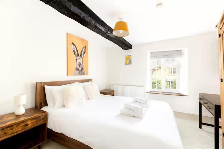 Pass The Keys Charming 18th Century 4 Bedroom Moreton-in-Marsh